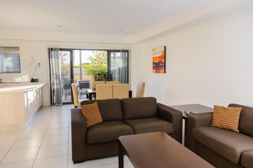 Gladstone Heights Executive Apartments The 4.5-star Gladstone Heights Executive Apartments offers comfort and convenience whether youre on business or holiday in Gladstone. Both business travelers and tourists can enjoy the hotels facili