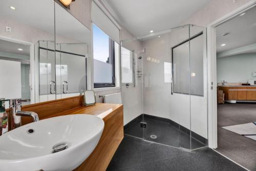 Shower, Headlands Hotel in Opunake