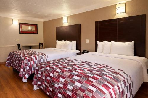 Red Roof Inn & Suites Houston - Hobby Airport - image 3