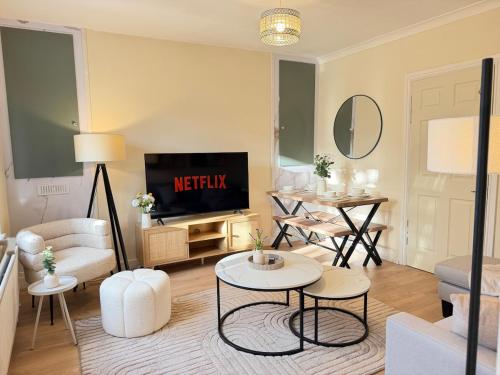 Spacious 3 Bed House, 2 bath, 4 TVs, Driveway Parking, Long Stays Welcome – khách sạn tại Benwell & Scotswood