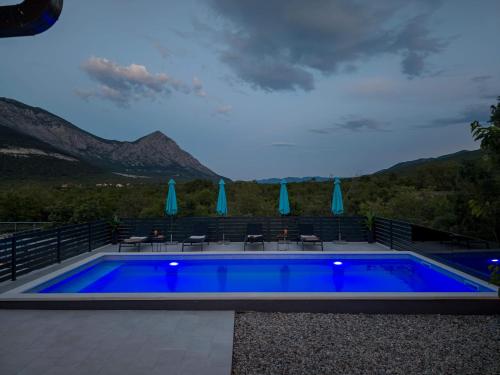 Peldbaseins, Villa Montis in Rašćane
