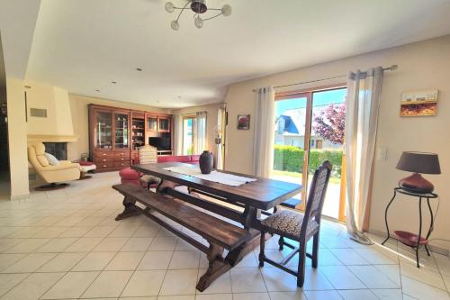 House with garden and parking in Miniac-Morvan – khách sạn tại Miniac-Morvan