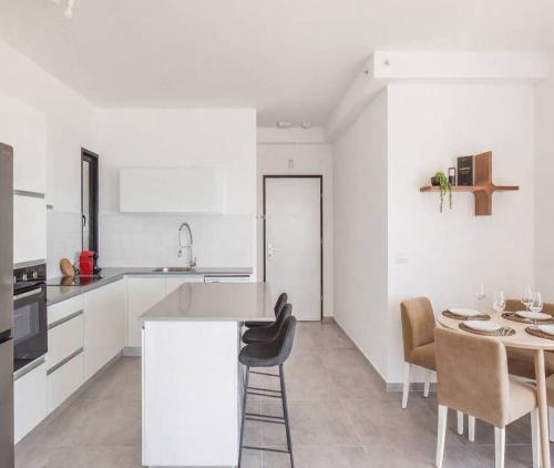 bucătărie, Magical 4BR APT With Panoramic Sea View l Mamad in Bat Yam