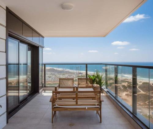 Magical 4BR APT With Panoramic Sea View l Mamad – khách sạn tại Bat Yam