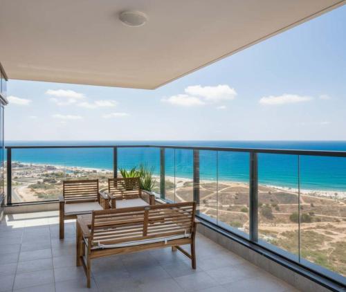 balcon/terasă, Magical 4BR APT With Panoramic Sea View l Mamad in Bat Yam