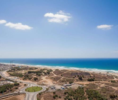 Vedere, Magical 4BR APT With Panoramic Sea View l Mamad in Bat Yam