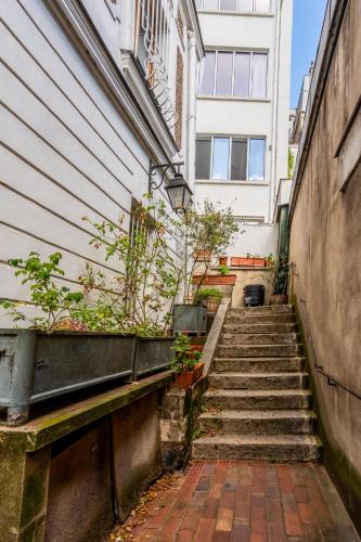 Montmartre Stylish and bright 3BD with terrace - image 5