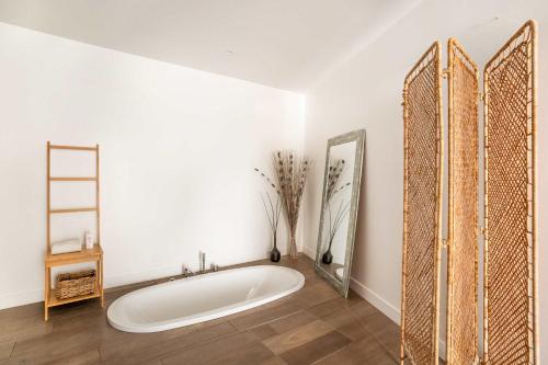 Montmartre Stylish and bright 3BD with terrace - image 13
