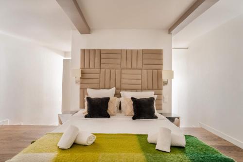 Montmartre Stylish and bright 3BD with terrace - image 12