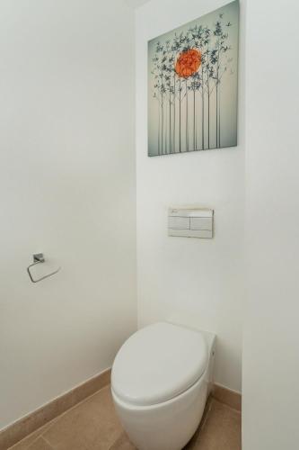Montmartre Stylish and bright 3BD with terrace - image 9