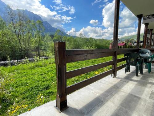 Cozy Riverfront Apartments with garden and mountain view – khách sạn tại Busteni