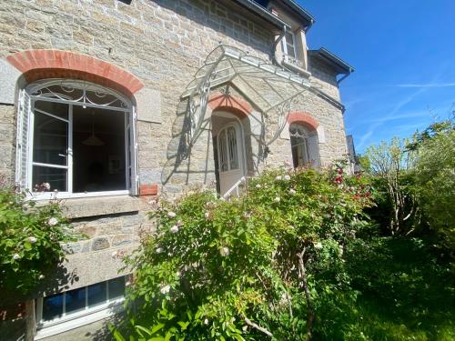La Roseraie jardin au calme Château à pied - Location saisonnière - Dinan