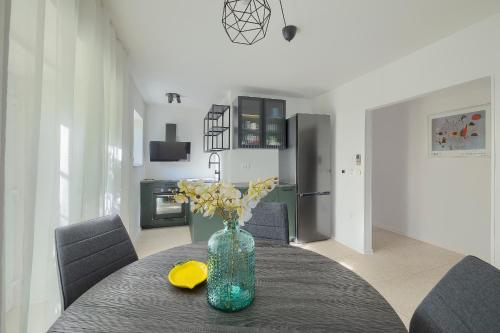 Fortica Garden Apartment near AMPHITHEATRE, with GARDEN and FREE PARKING – khách sạn tại Pula