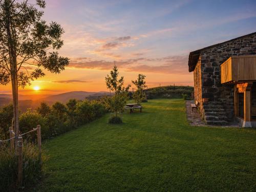 La cabaña mirador de los Valles Pasiegos (La cabana mirador de los Valles Pasiegos) in Vega de Pas