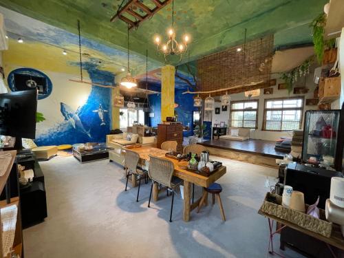 Shared lounge/TV area, Linger In Petals in Yanpu Township