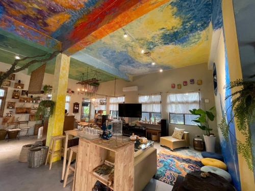 Shared lounge/TV area, Linger In Petals in Yanpu Township