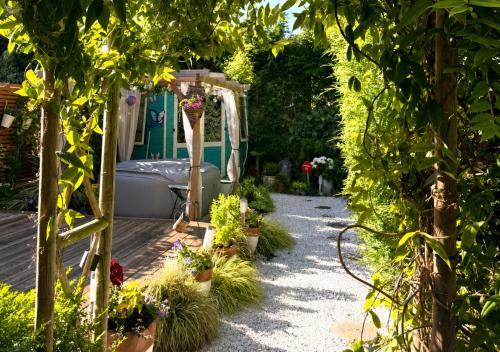 Cosy Garden Accommodation, Private Hot Tub & Four Poster Bed - York