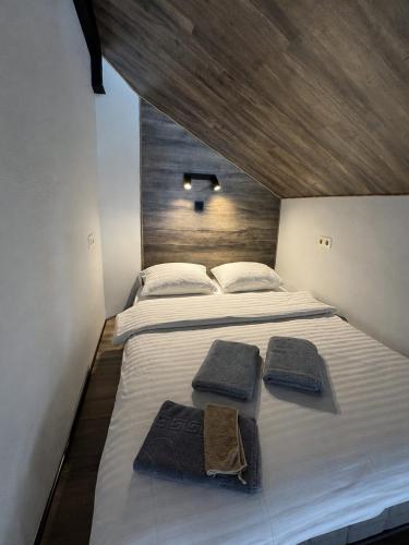 ApartPoltava Panoramic LOFT Дворівнева мансарда з виходом на терасу – khách sạn tại Poltava
