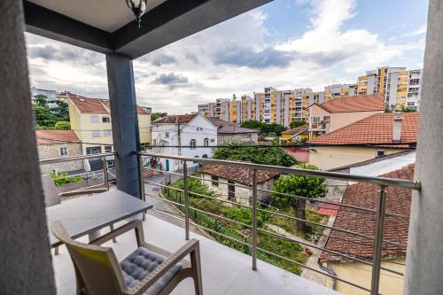 Viesnīcas āriene, Late Story in Podgorica