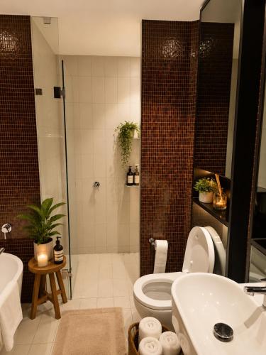 Absolute Waterfront Living in the CBD - image 5