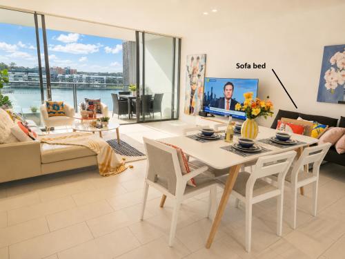 Absolute Waterfront Living in the CBD - image 4