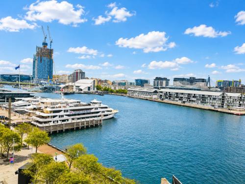 Absolute Waterfront Living in the CBD - main image