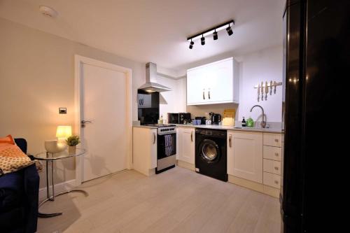 Sylvan lodge - Ground floor apartment with parking in Dewsbury