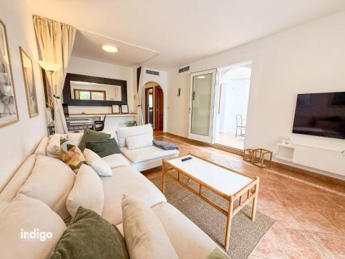 Modern Family Townhouse - Pool - CAM01