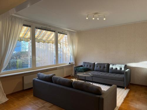 Workers House Near Volvo with 4 Bedrooms 7 Beds and Parking – khách sạn tại Ugglum
