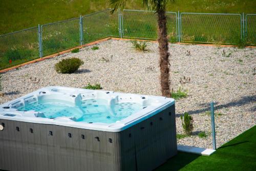 Vacation apartments Mario with pool in Vojnic Sinjski