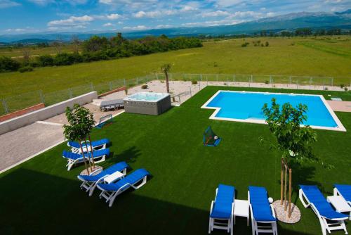 Vacation apartments Mario with pool in Vojnic Sinjski