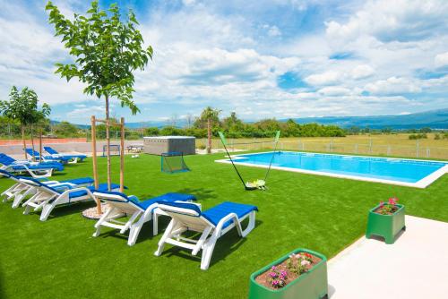 Vacation apartments Mario with pool in Vojnic Sinjski