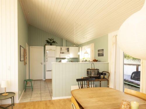 virtuve, Holiday Home Ljuben - 1-1km from the sea by Interhome in Tistede