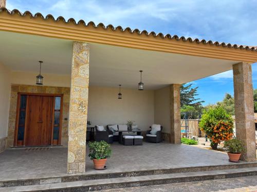 AMPLIO CHALET CON PISCINA y JARDÍN PRIVADO EN EL CORAZÓN DE LA BAHÍA DE CÁDIZ