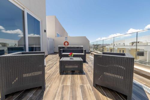 Swieqi Luxury 2BDR Penthouse with Large Terrace – khách sạn tại Il-Mensija