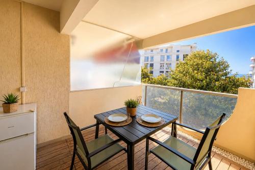 Appart avec balcon et piscine près de la mer