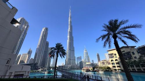 Luxury two Bedroom Apartment I Front row Downtown with Private Fountain & Burj View by Luxury Space, Dubái