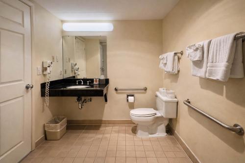 Econo Lodge - image 26