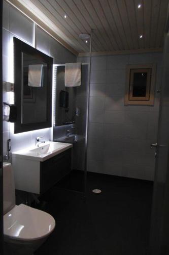 Bathroom, Valkea Arctic Lodge in Pello