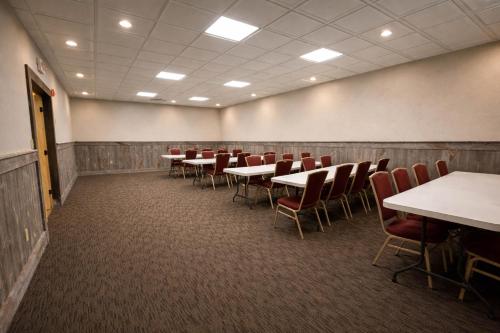 Econo Lodge - image 21