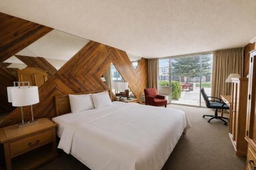 Econo Lodge - image 34