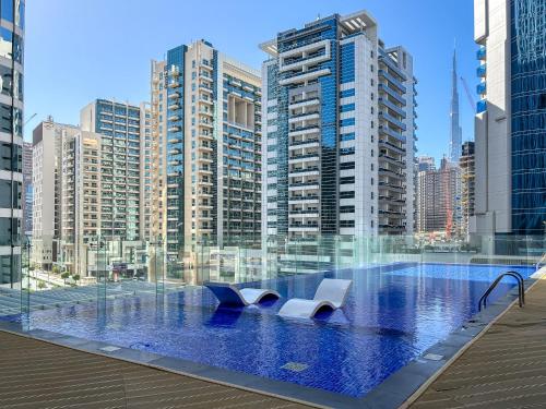 Onelink - Modern & Spacious 1BR Views with Large Murphy Bed - Resort Pool in Madinat Zayid