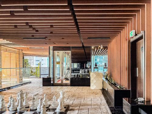 Onelink - Modern & Spacious 1BR Views with Large Murphy Bed - Resort Pool in Madinat Zayid