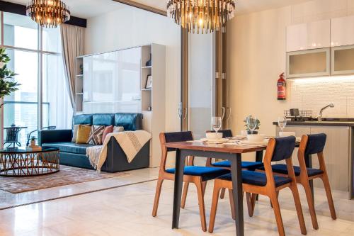Onelink - Modern & Spacious 1BR Views with Large Murphy Bed - Resort Pool in Madinat Zayid