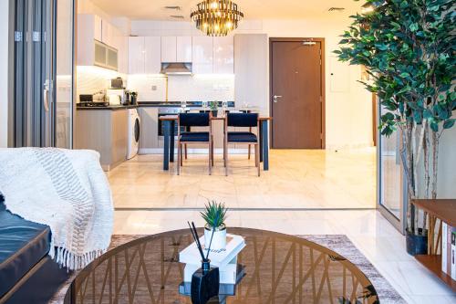 Onelink - Modern & Spacious 1BR Views with Large Murphy Bed - Resort Pool in Madinat Zayid