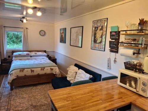 The Cabin, Stronua. A beautiful 1 bedroom cabin. 4