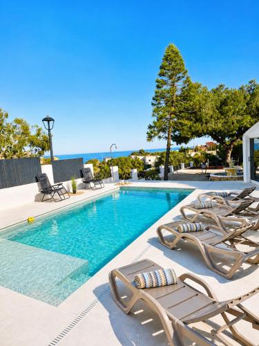 Luxury Sea View Villa - Private Pool - Near Beach - 3 min TRAM Alicante Benidorm - BBQ - Private Garden - Free Parking