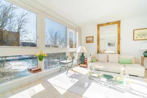 Beautiful Seine-view flat near Eiffel Tower - image 11
