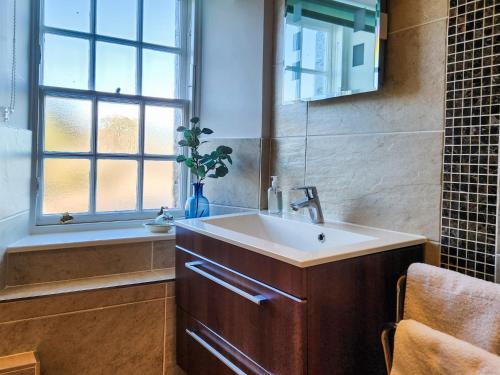 Shower, Quay Cottage in Corstorphine