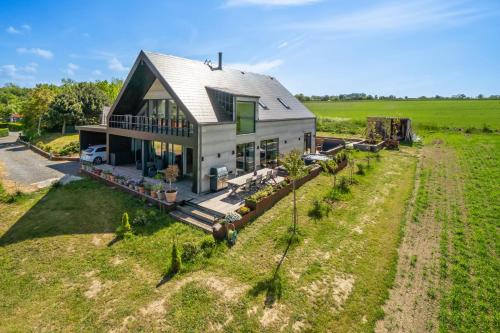 New Holiday Home With Sea View And Spa – khách sạn tại Tejn